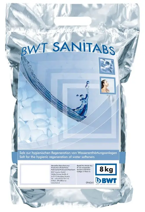 Silberne Verpackung mit blauen Grafiken, die Salz zur hygienischen Regeneration von Wasserenthärtungsanlagen von BWT zeigt. Artikelinformationen und Kontaktangaben sind ebenfalls vorhanden.